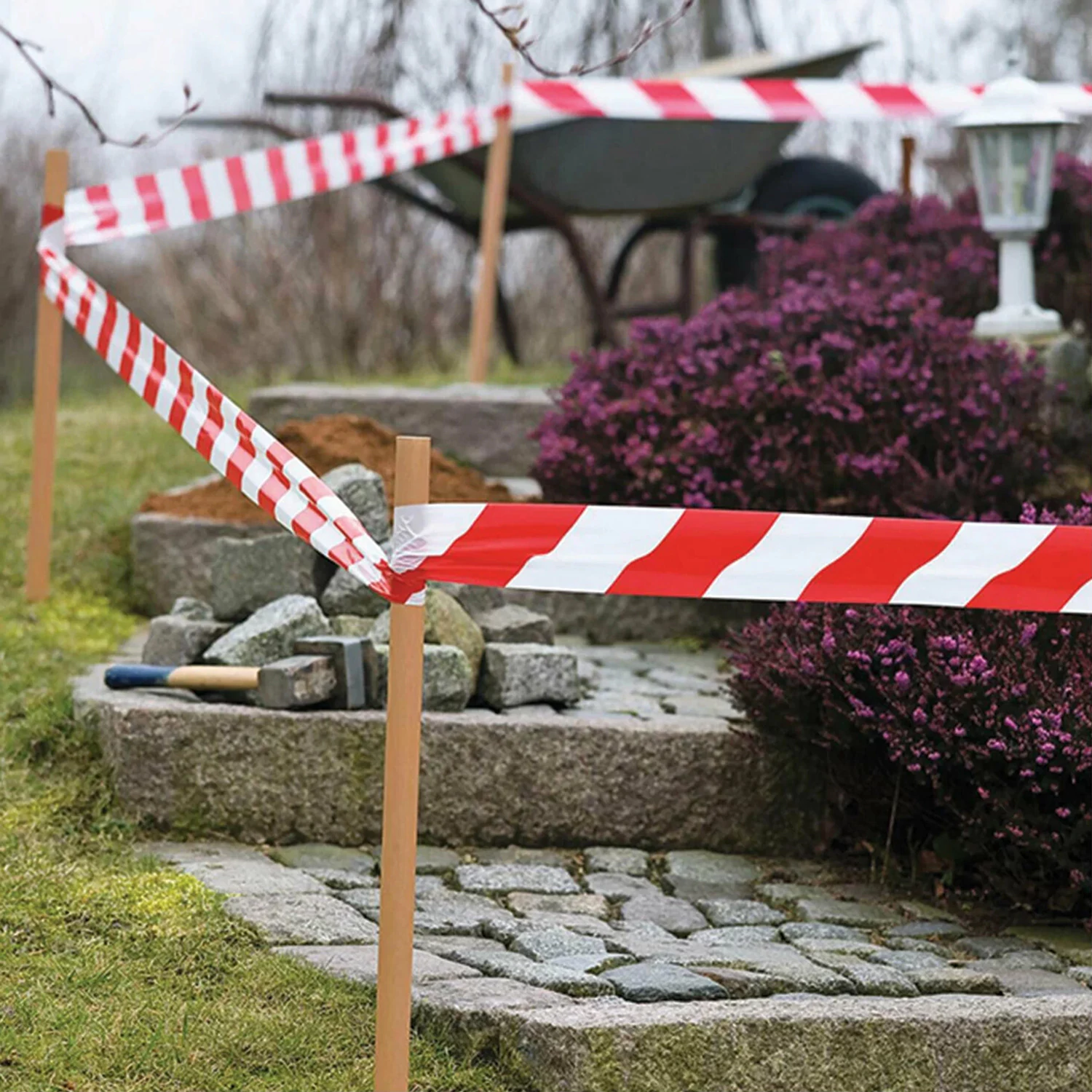 Лента оградительная сигнальная красно-белая 75 мм х 200 м BRAUBERG Грандмастер, полиэтилен